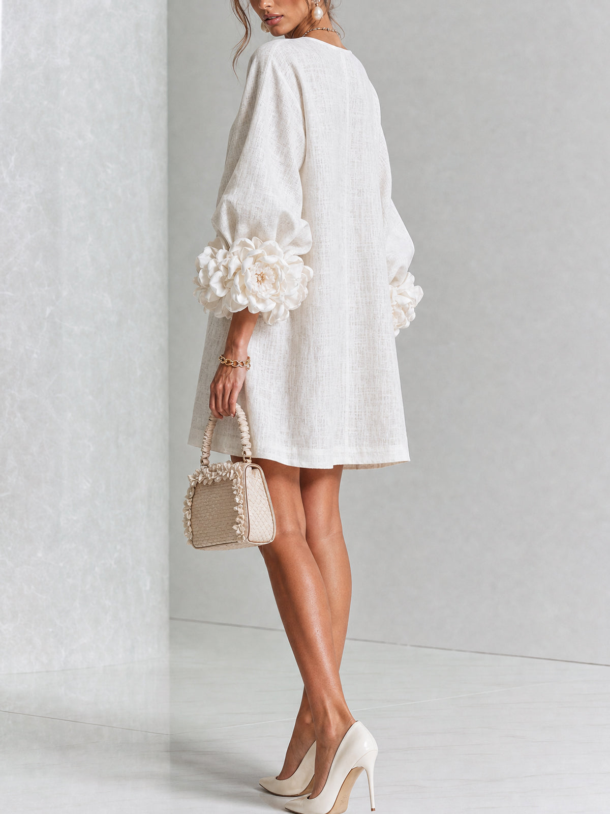 Anita | Mini vestido blanco con rosas en los puños