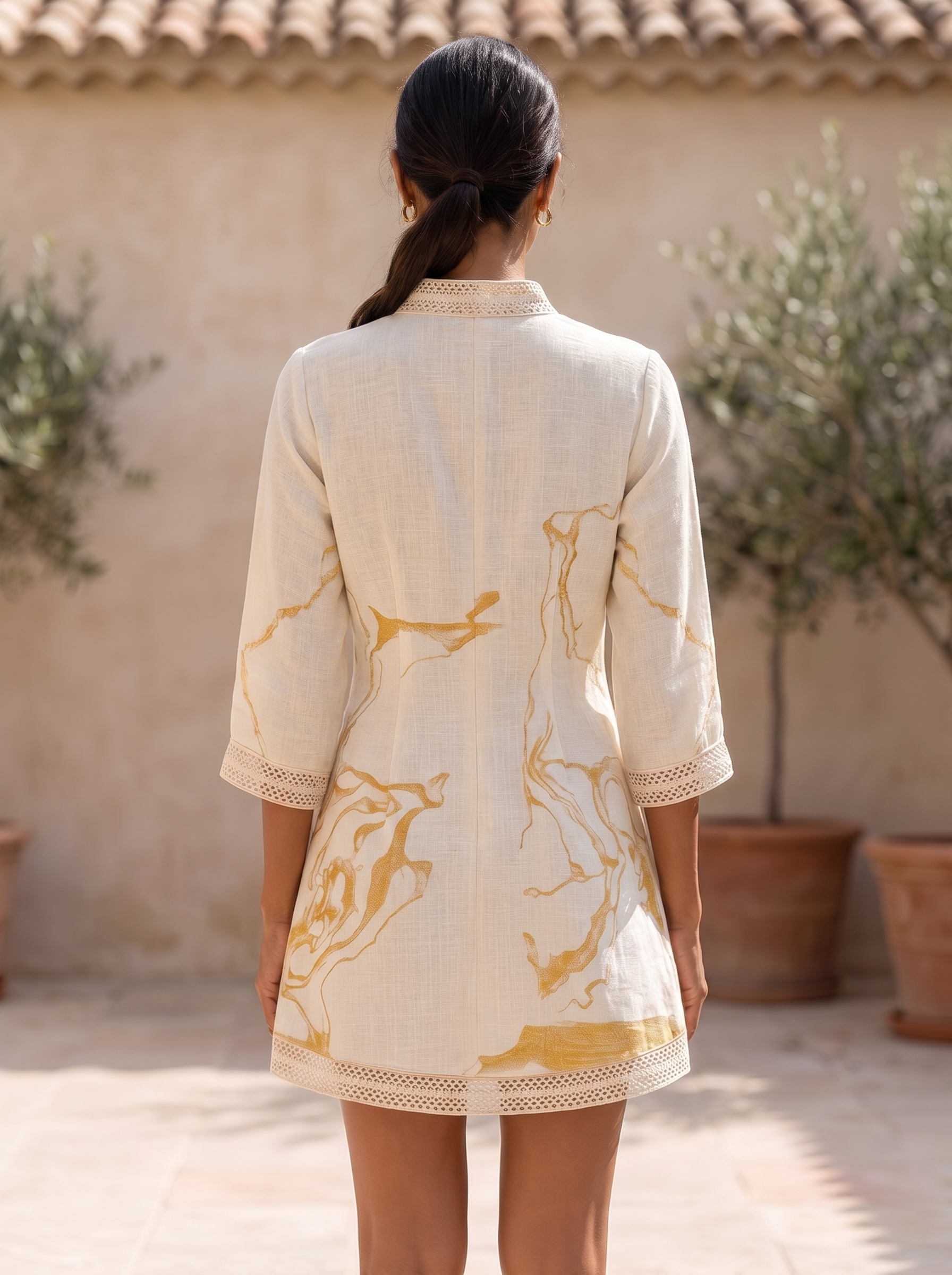 Aliénor | Vestido Mini de Encaje de Crochet Marfil con Motivos Dorados y Escote en V