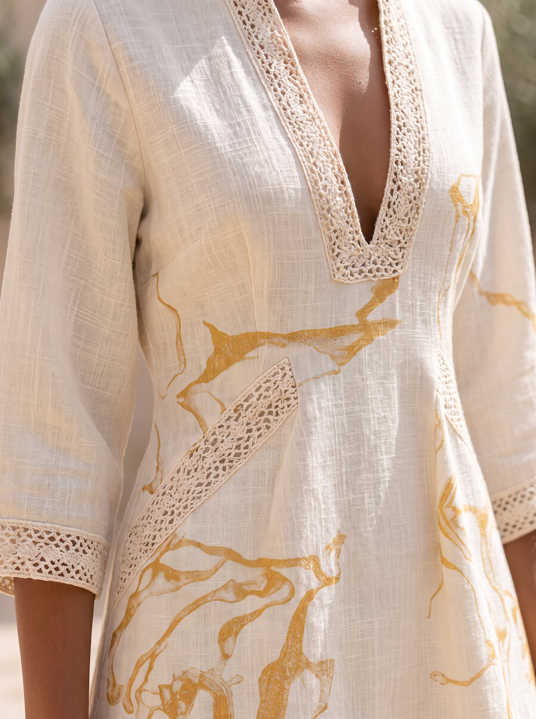Aliénor | Vestido Mini de Encaje de Crochet Marfil con Motivos Dorados y Escote en V