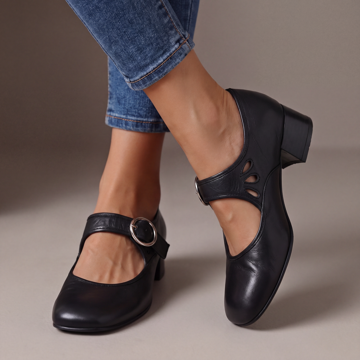 Zapato de tacón con correa