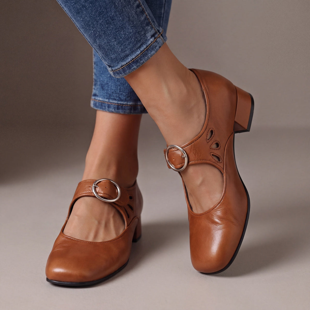 Zapato de tacón con correa