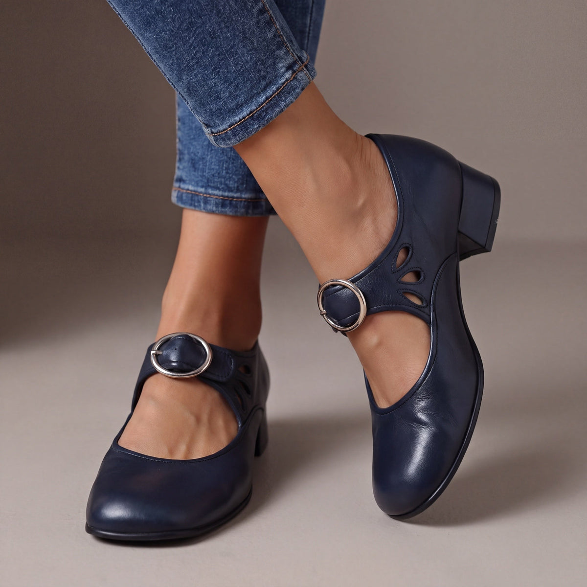 Zapato de tacón con correa